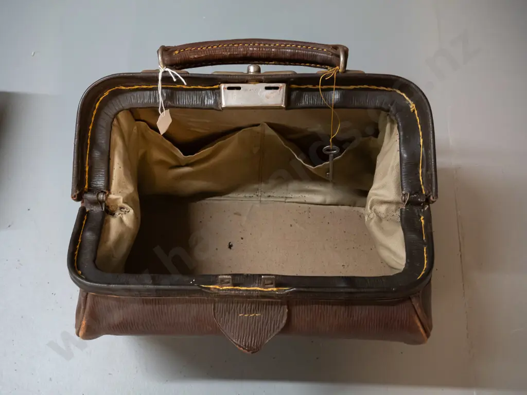 vintage leather Gladstone or doctor's bag with working lock and key H-180 L-340 Image 1++