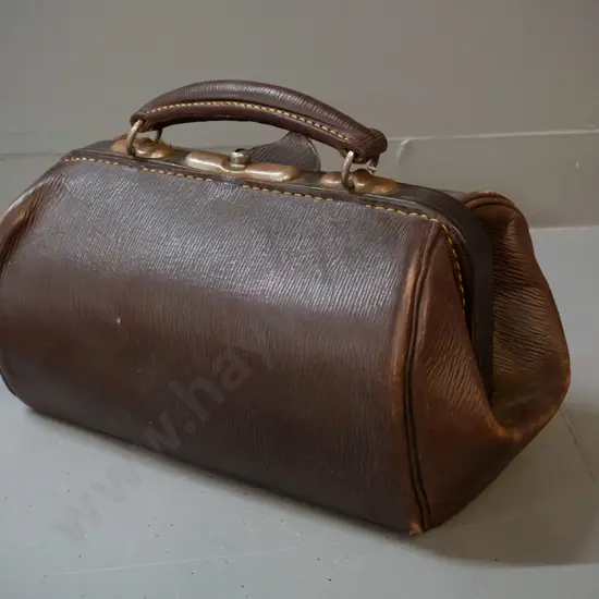 vintage leather Gladstone or doctor's bag with working lock and key H-180 L-340