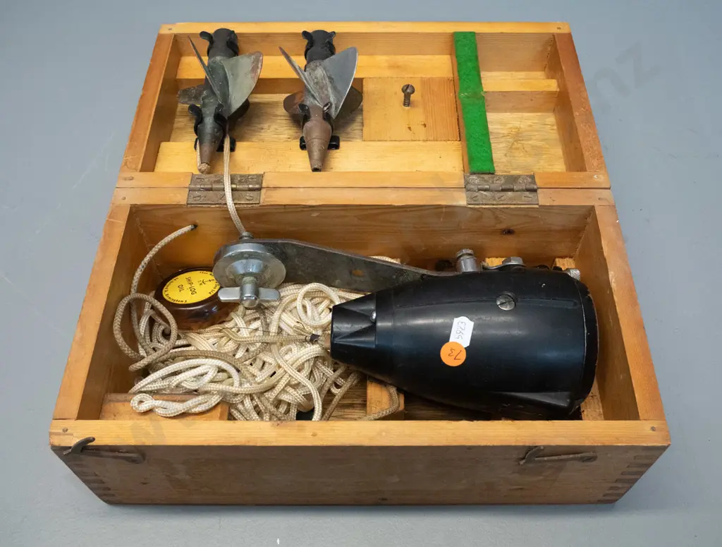 wood-cased Thomas Walker & Son Knotmaster Mk III ship log kit - some wear and marks. Case H-140 L-310 W-165 Image 1++