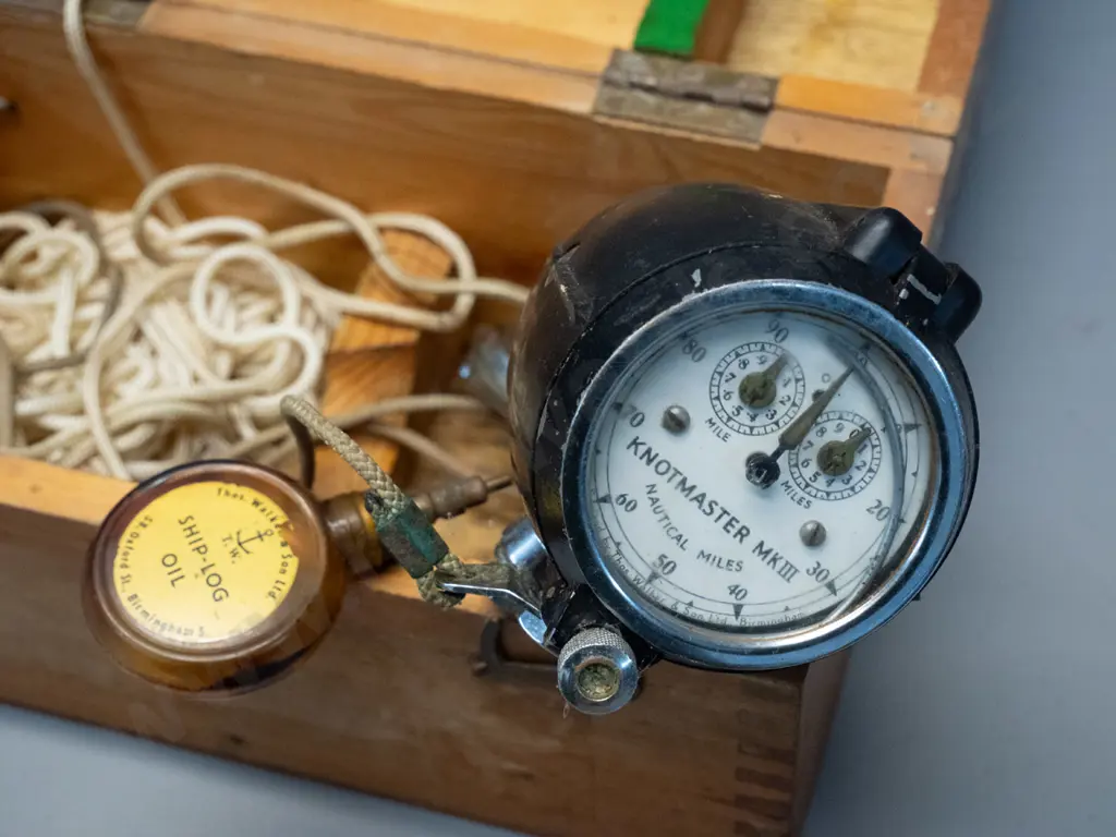 wood-cased Thomas Walker & Son Knotmaster Mk III ship log kit - some wear and marks. Case H-140 L-310 W-165 Image 1++