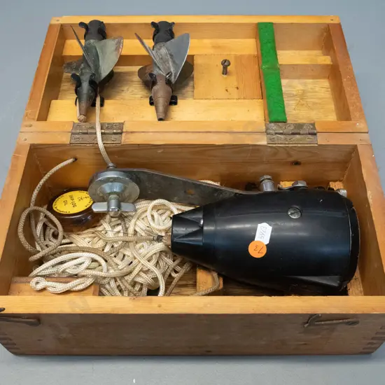 wood-cased Thomas Walker & Son Knotmaster Mk III ship log kit - some wear and marks. Case H-140 L-310 W-165