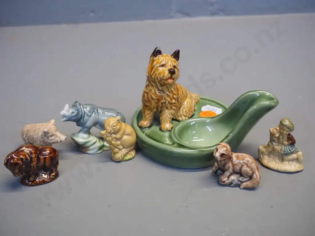 Wade Cairn terrier pipe rest H-90 W-110 and 6 assorted Wade Whimsies figures Image 1++