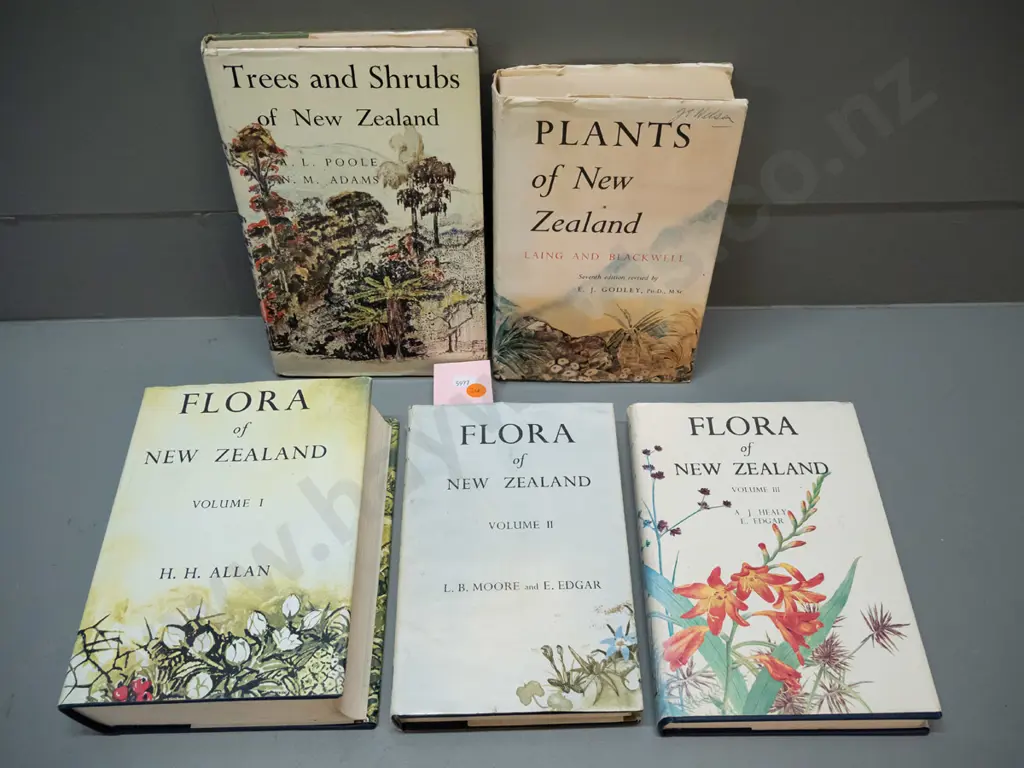 5 books on New Zealand plants - three volumes Flora of New Zealand and two others, various authors. Wear to dust jackets Image 1++