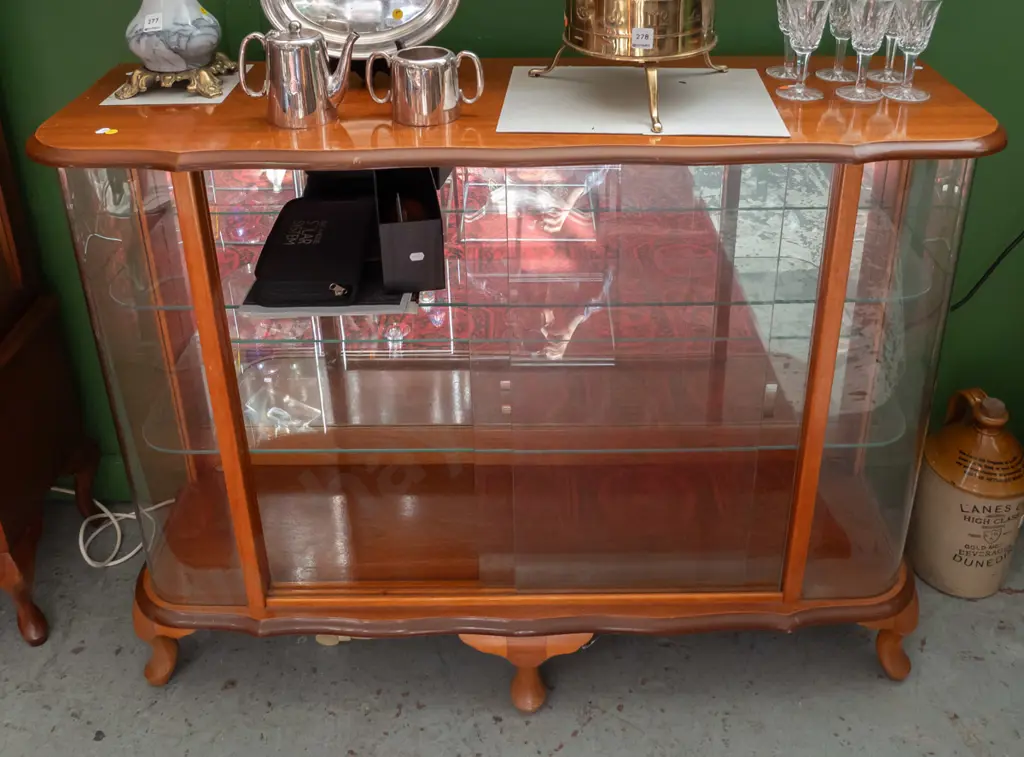 mahogany display cabinet with 2 sliding glass doors, bowed glass ends, shaped top, on short cab legs, 2 glass shelves - Image 1++