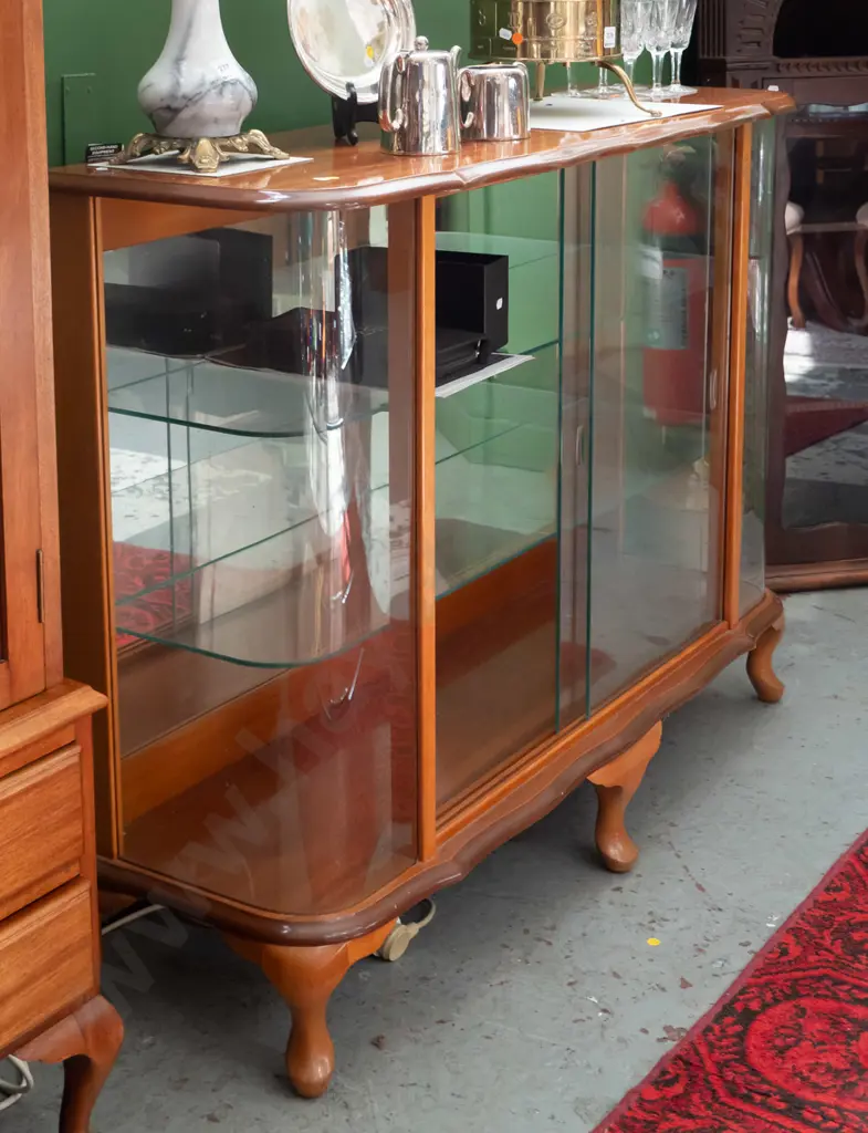 mahogany display cabinet with 2 sliding glass doors, bowed glass ends, shaped top, on short cab legs, 2 glass shelves - Image 1++