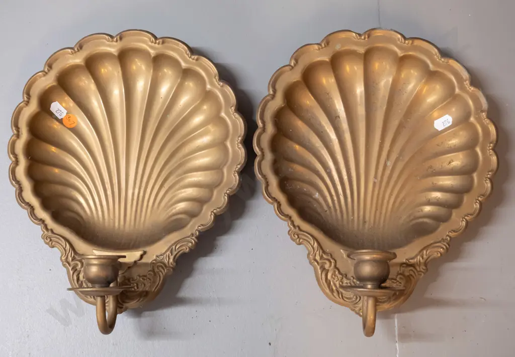 pair of pressed brass shell shaped single-candle wall sconces H-290 W-220 Image 1++