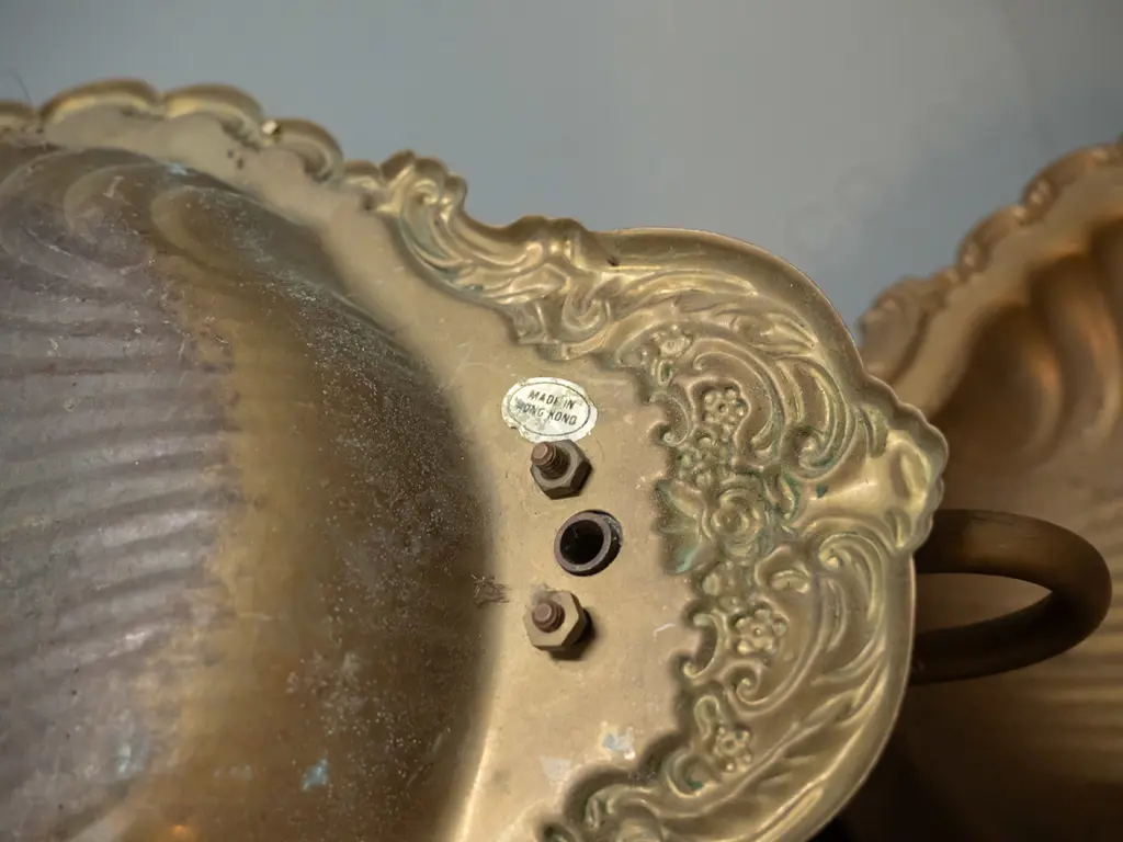 pair of pressed brass shell shaped single-candle wall sconces H-290 W-220 Image 1++