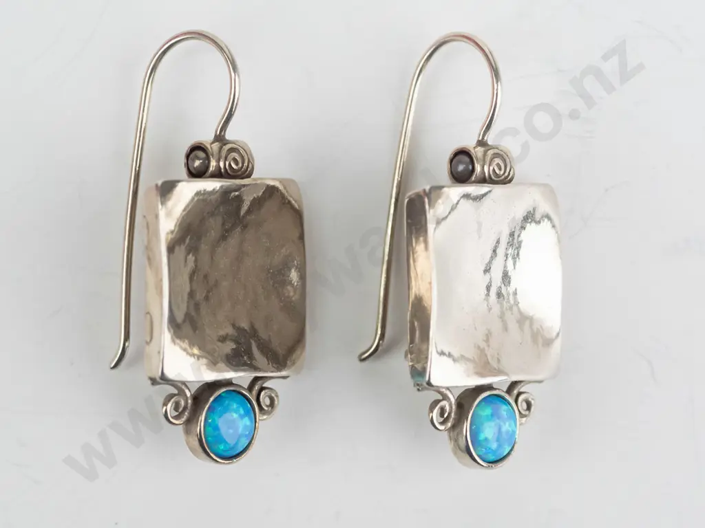 pair of silver & opal earrings stamped 925 Image 1++