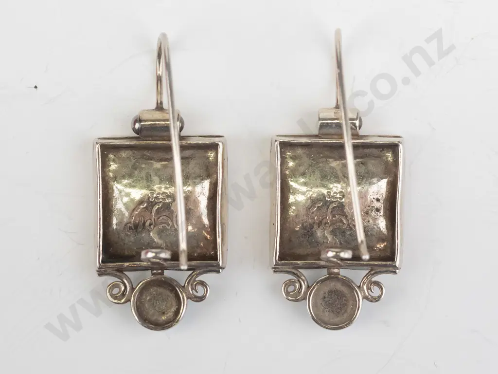 pair of silver & opal earrings stamped 925 Image 1++