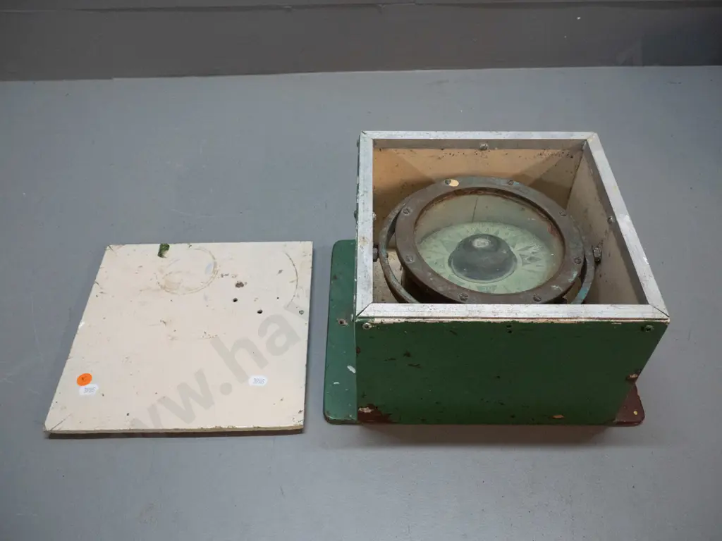 vintage ship's gimbal mounted brass compass fitted in timber case with lift off lid - some residue on glass, verdigris, Image 1++