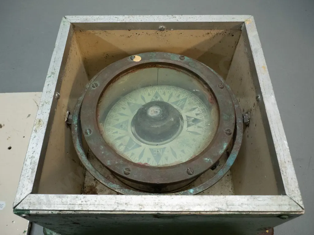 vintage ship's gimbal mounted brass compass fitted in timber case with lift off lid - some residue on glass, verdigris, Image 1++