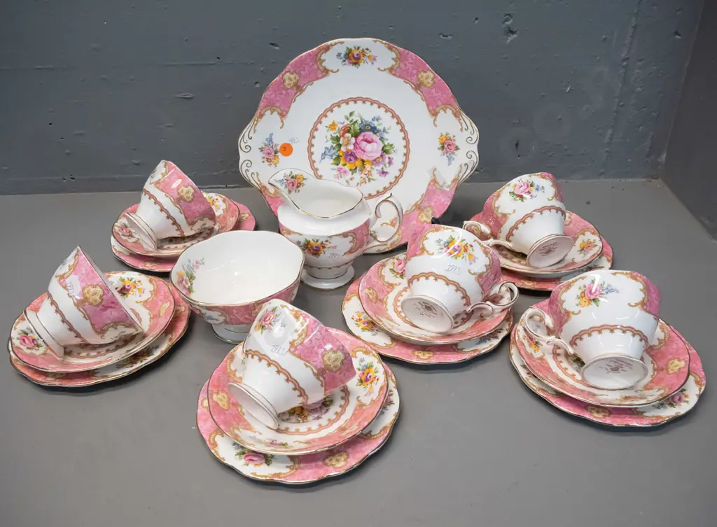 Royal Albert "Lady Carlysle" 21-piece tea set Image 1++