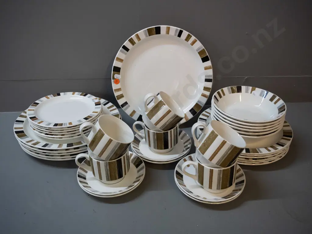retro Midwinter "Queensberry" dinner set - 6 place including cups, saucers, bowls, 3 sizes of plates Image 1++