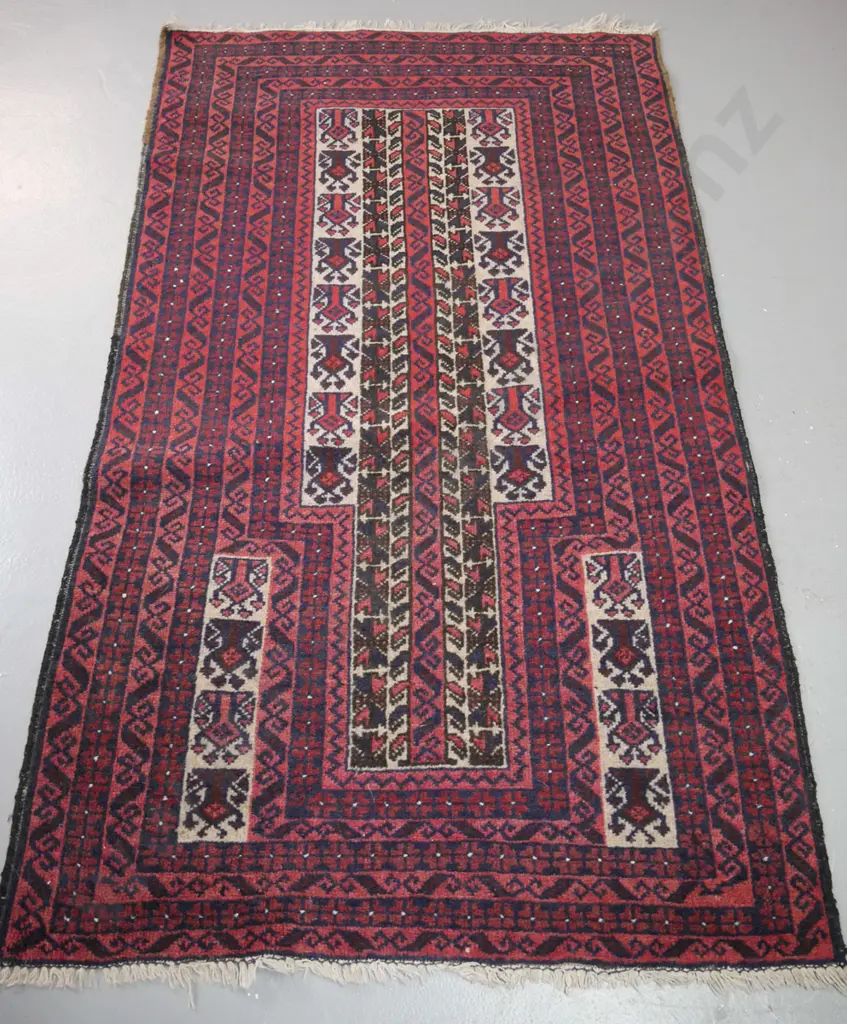 Persian style hand-knotted wool floor rug - reds, beige, dark blue - some wear to fringe L1540 W930 Image 1++