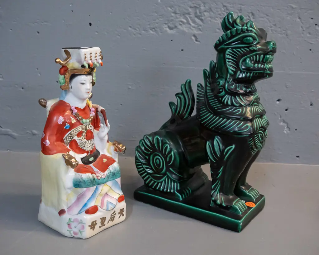 2 Asian figurines - green temple lion H-280 L-165 marked Arnels / N. Cabral 1984 & a multi colour hand-painted figure Image 1++