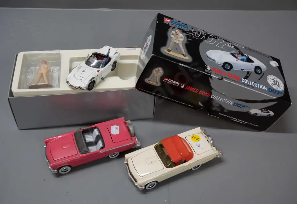 3 Corgi die-cast model vehicles -  2 older Ford Thunderbird convertibles and a boxed 1997 James Bond edition - box in Image 1++