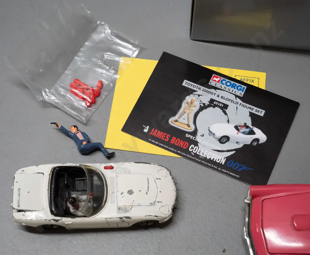 3 Corgi die-cast model vehicles -  2 older Ford Thunderbird convertibles and a boxed 1997 James Bond edition - box in Image 1++