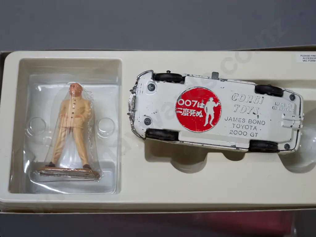 3 Corgi die-cast model vehicles -  2 older Ford Thunderbird convertibles and a boxed 1997 James Bond edition - box in Image 1++