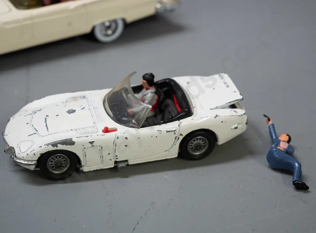 3 Corgi die-cast model vehicles -  2 older Ford Thunderbird convertibles and a boxed 1997 James Bond edition - box in Image 1++