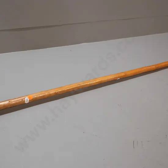 timber walking stick with (composite?) faux carved bone eagle head knob & brass tip - has split to timber L-910
