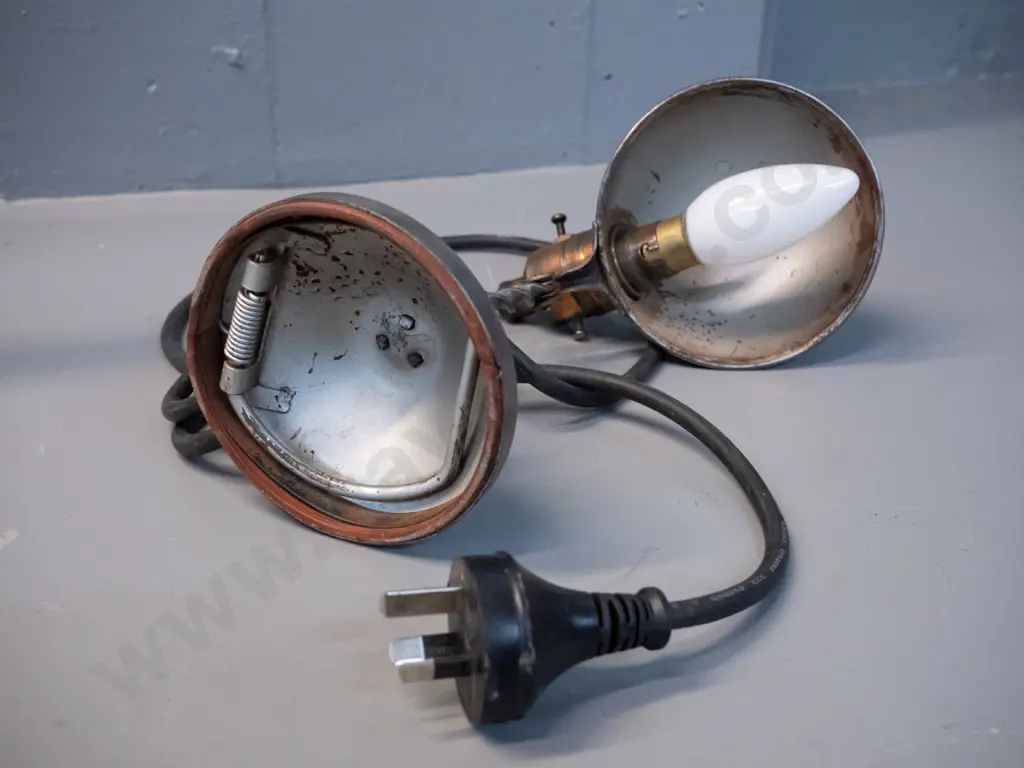 small vintage metal work lamp with spring clip in base, adjustable twisted stem - tested, working H-250 Image 1++