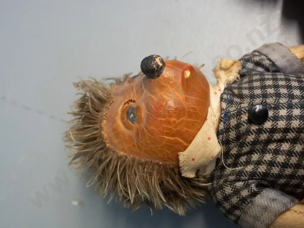 set of 3 vintage Steiff hedgehogs, each with yellow Steiff label and paper tags. Largest is H180. All have some crazing Image 1++