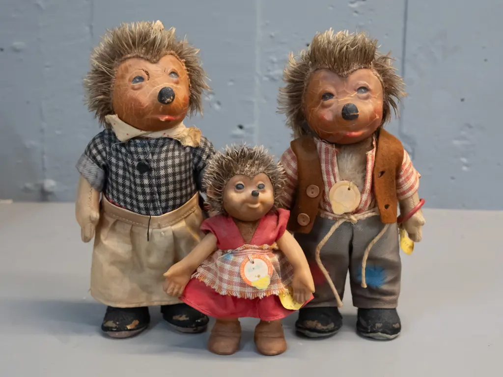 set of 3 vintage Steiff hedgehogs, each with yellow Steiff label and paper tags. Largest is H180. All have some crazing Image 1++
