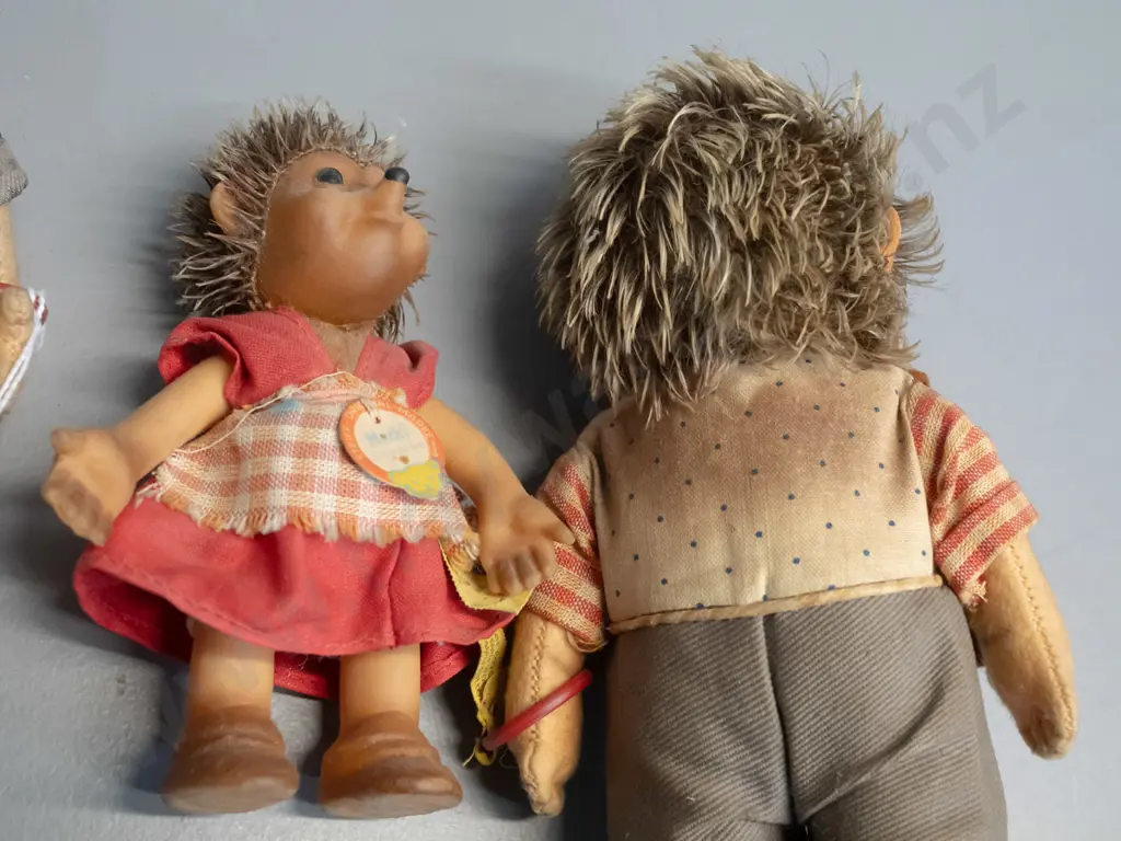 set of 3 vintage Steiff hedgehogs, each with yellow Steiff label and paper tags. Largest is H180. All have some crazing Image 1++