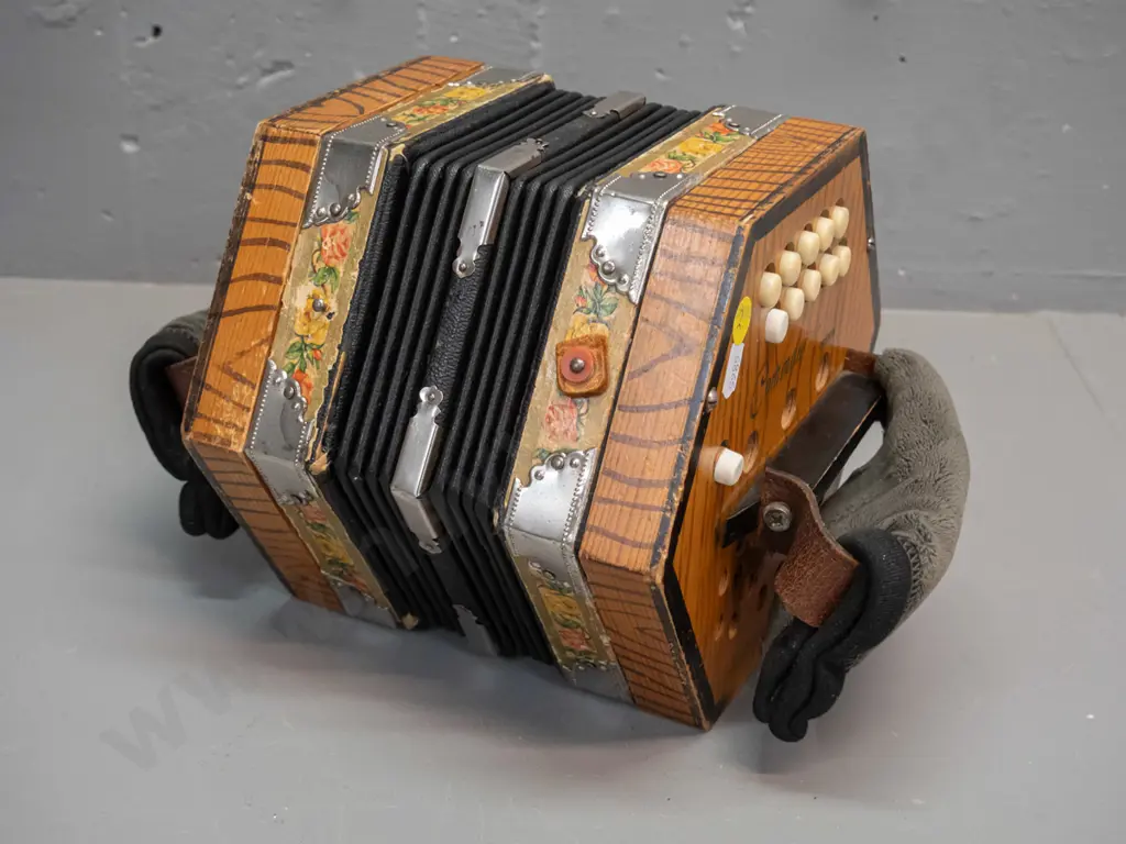 small "Commander" button accordion - missing leather closure straps H-200 W-270 Image 1++