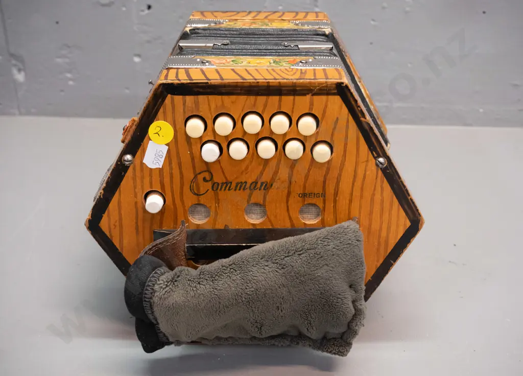 small "Commander" button accordion - missing leather closure straps H-200 W-270 Image 1++