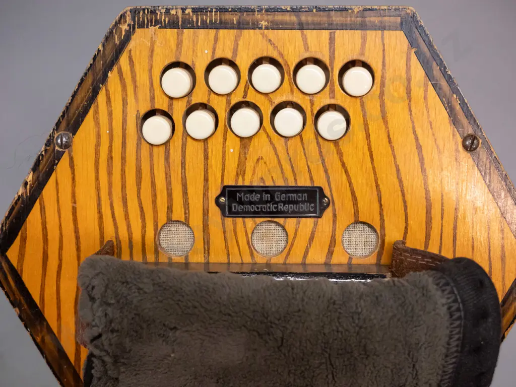 small "Commander" button accordion - missing leather closure straps H-200 W-270 Image 1++