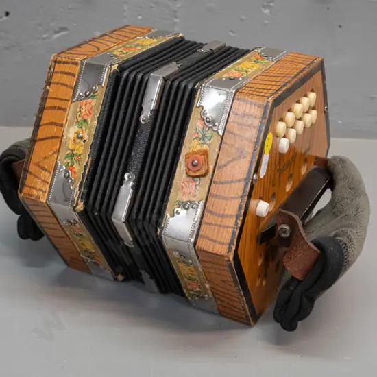 small "Commander" button accordion - missing leather closure straps H-200 W-270