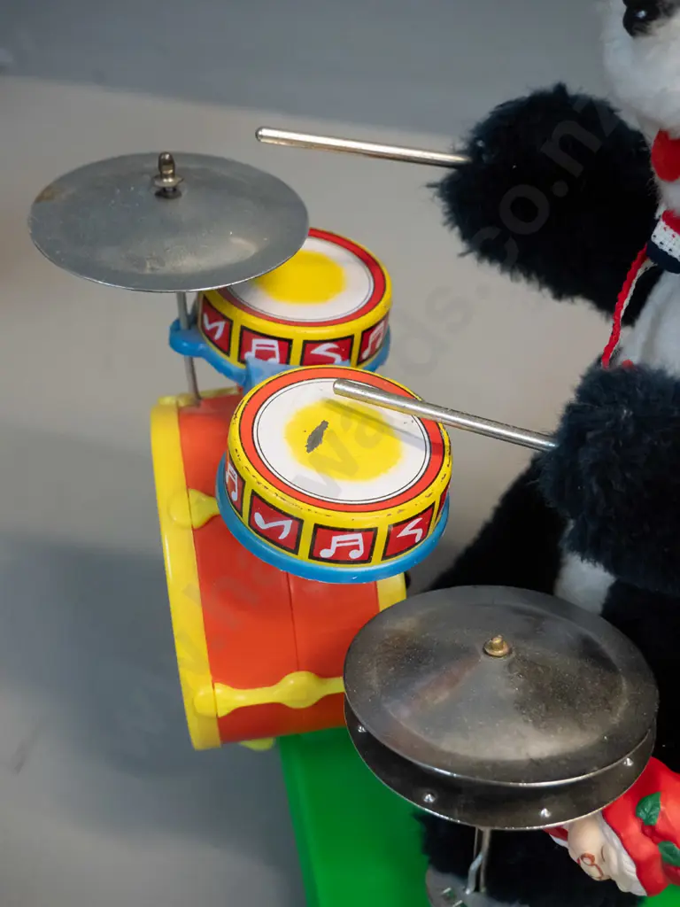 retro battery powered drumming panda toy - untested, but battery compartment clean. Damage to cardboard drum front and Image 1++
