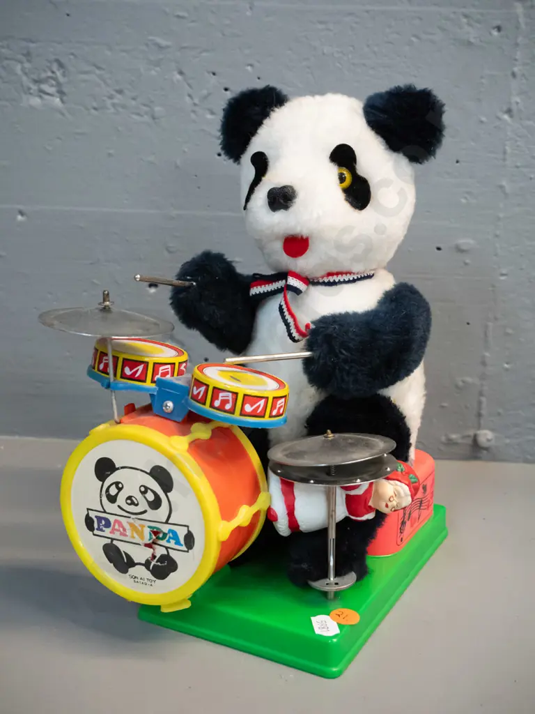 retro battery powered drumming panda toy - untested, but battery compartment clean. Damage to cardboard drum front and Image 1++