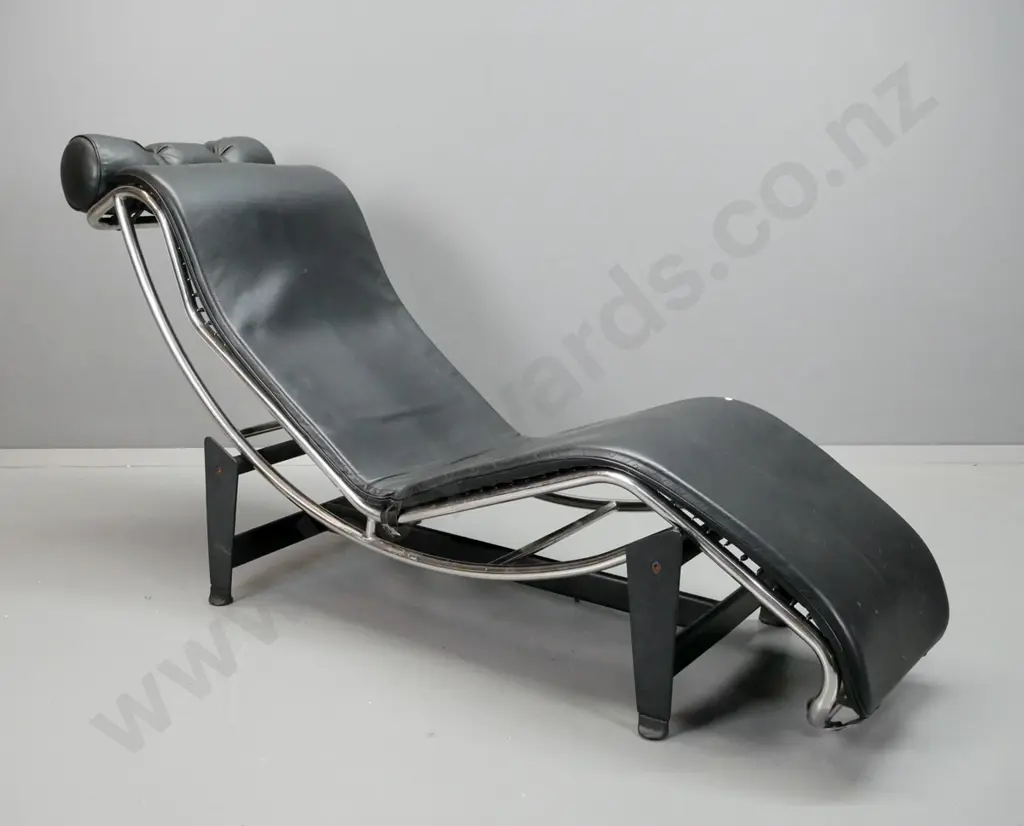 Le Corbusier style chaise longue with black leather upholstered seat on chrome and black painted metal base. Head rest Image 1++