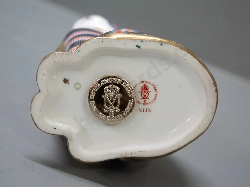 Royal Crown Derby imari style small cat paperweight / figurine H-130 Image 1++