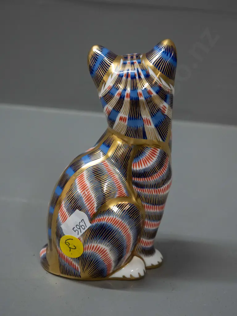 Royal Crown Derby imari style small cat paperweight / figurine H-130 Image 1++