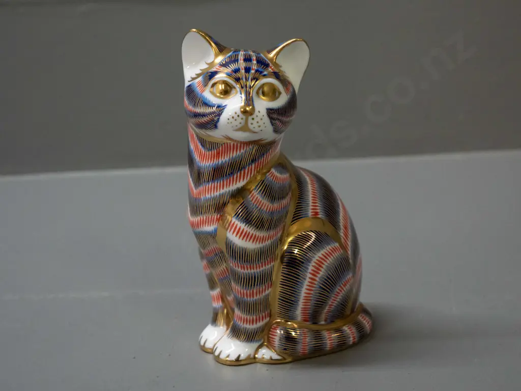 Royal Crown Derby imari style small cat paperweight / figurine H-130 Image 1++