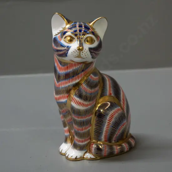 Royal Crown Derby imari style small cat paperweight / figurine H-130
