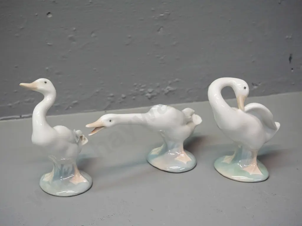 3 small Lladro goose figurines - tallest is H-120 Image 1++