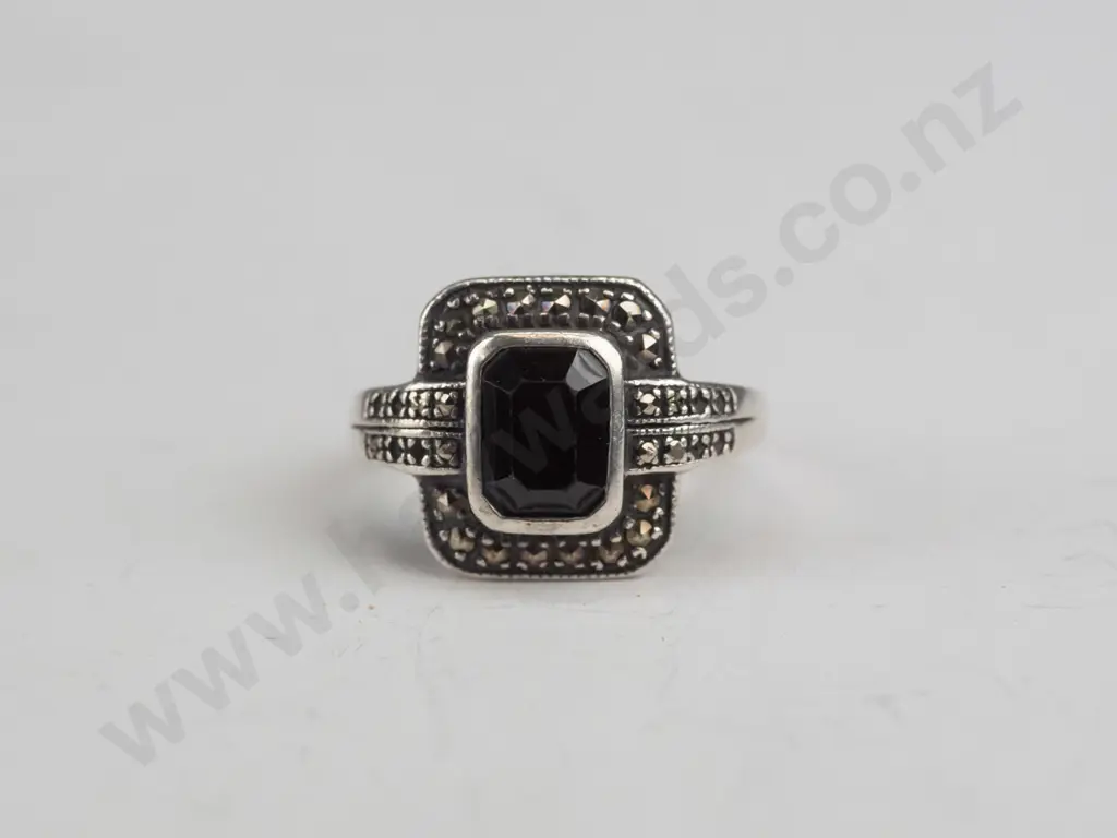 marcasite & red stone ring stamped 925 Image 1++