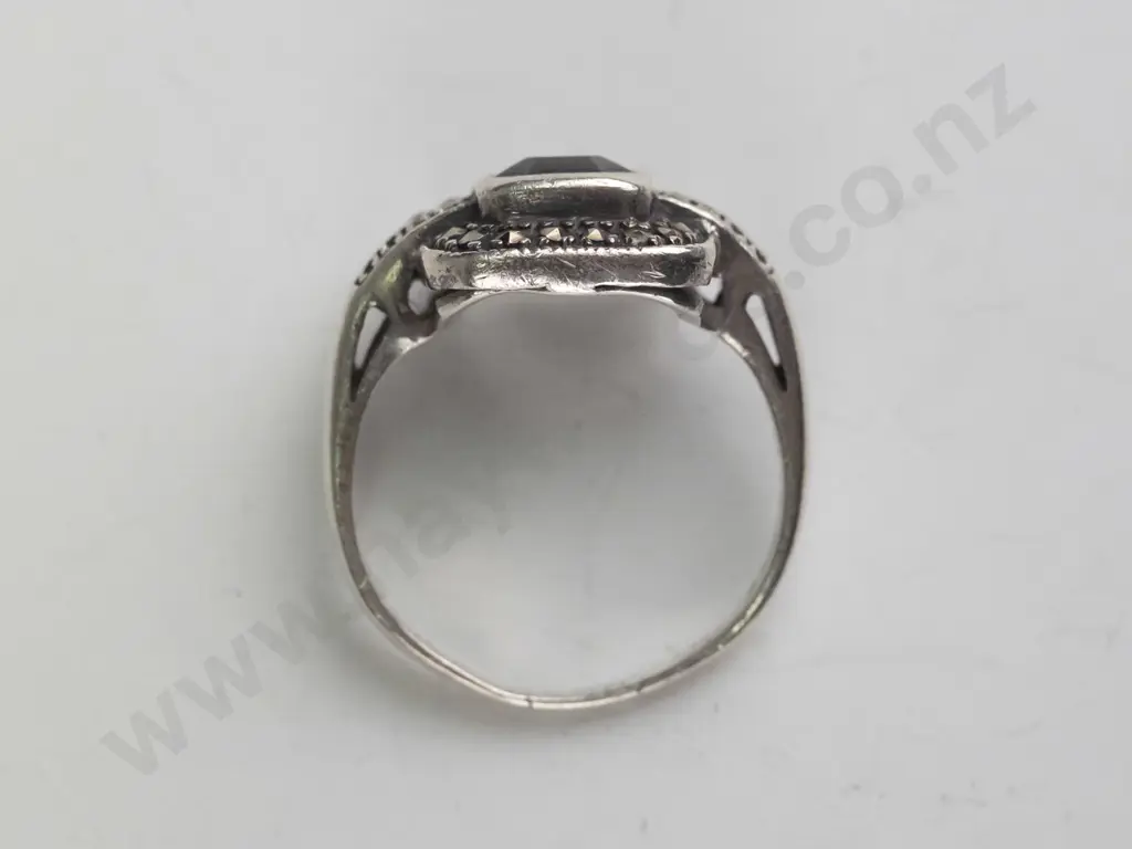 marcasite & red stone ring stamped 925 Image 1++