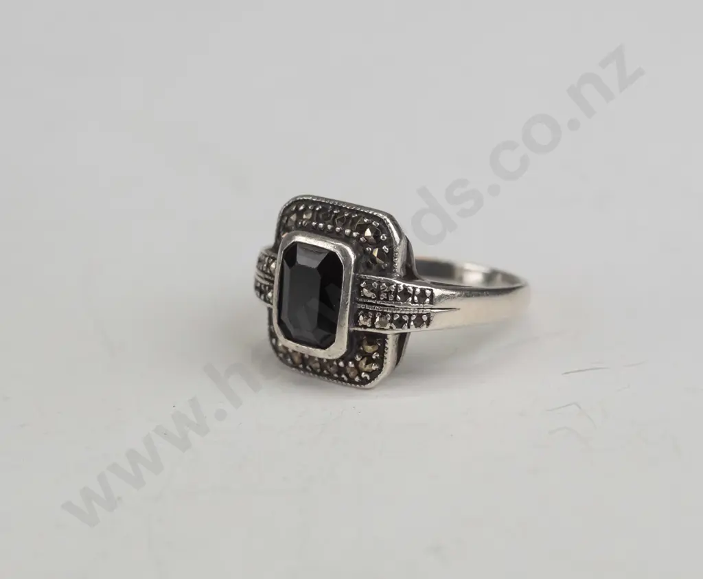 marcasite & red stone ring stamped 925 Image 1++