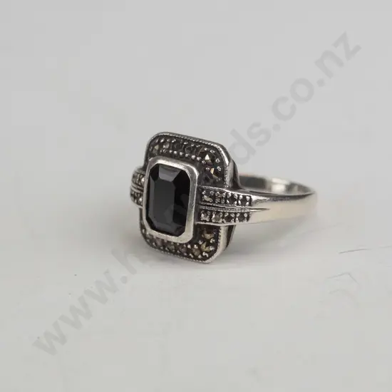 marcasite & red stone ring stamped 925