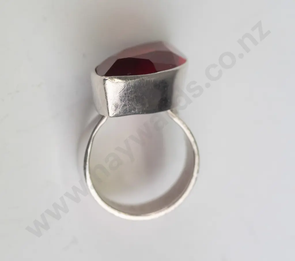 large red stone silver ring stamped 925 Image 1++