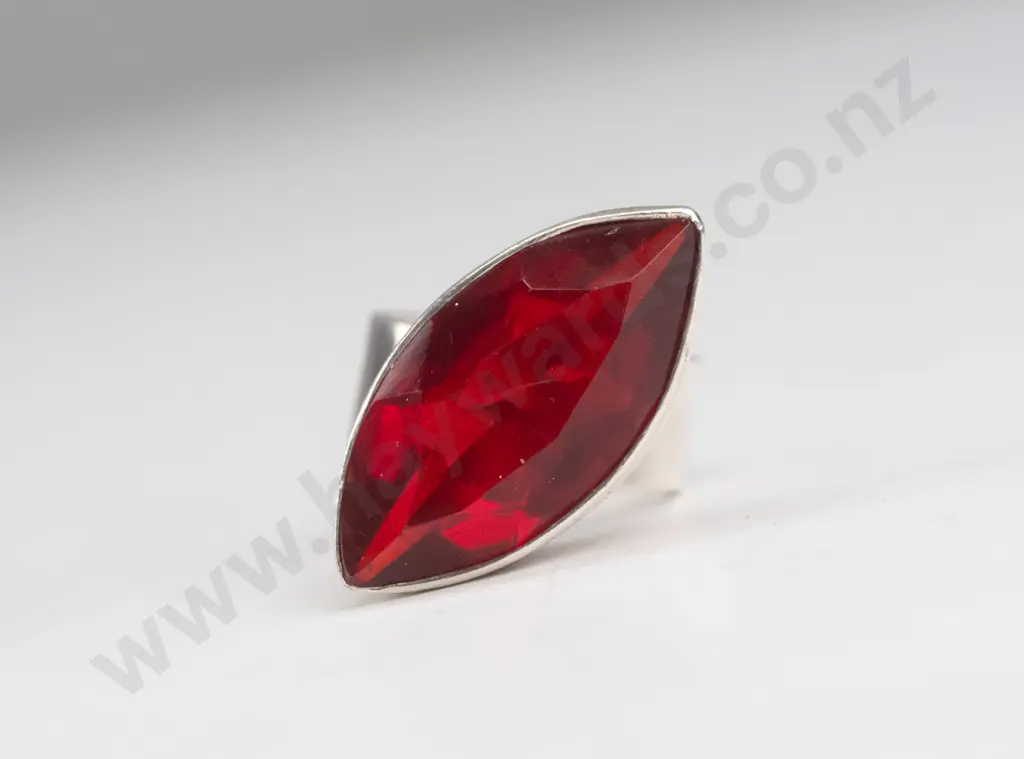 large red stone silver ring stamped 925 Image 1++