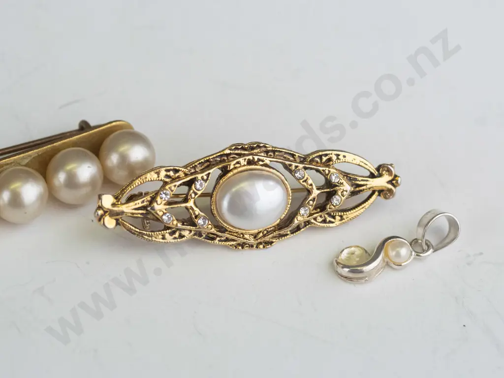 small silver pearl necklace stamped 925 [no chain] & 2 costume brooches Image 1++