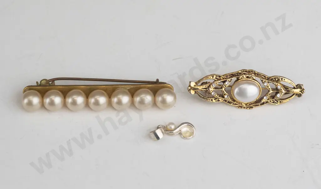 small silver pearl necklace stamped 925 [no chain] & 2 costume brooches Image 1++