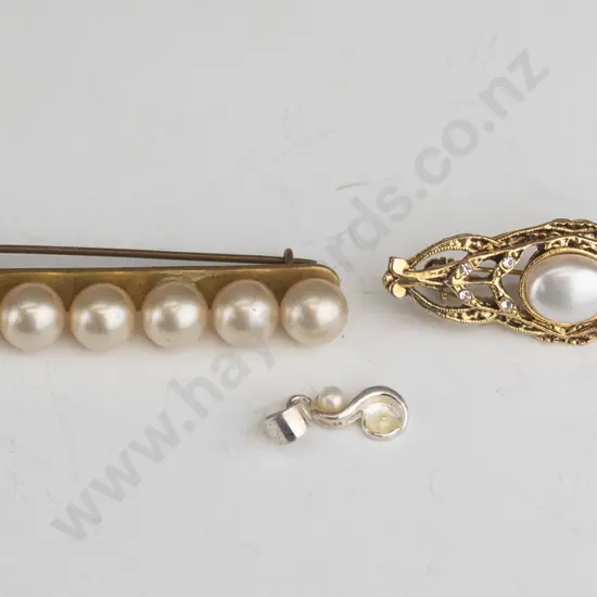 small silver pearl necklace stamped 925 [no chain] & 2 costume brooches