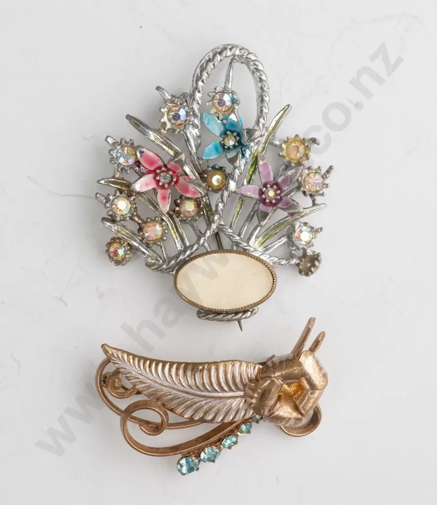 2 costume brooches Image 1++